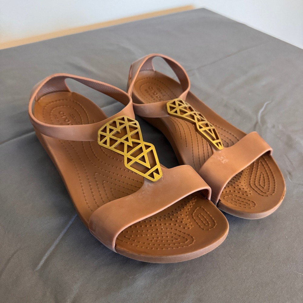 Crocs Serena Embellished Sandal Tan Brown Gold Geometric T-Strap Womens 7